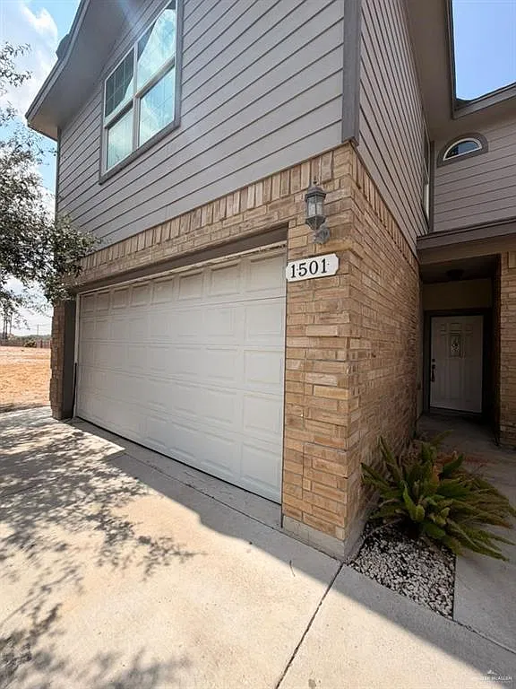 3 bed, 2.5 bath, 1370 sqft, $1,300 — Photo 2