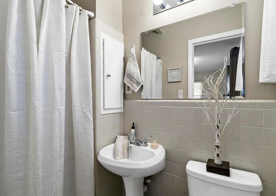 1st image of 825 E 75th St