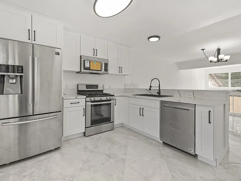 22259 Erwin St — Photo 7