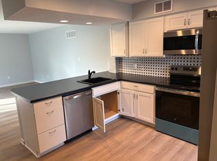 913 S Lindenwood Dr, Olathe, KS 66062