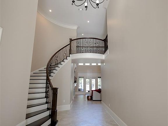 4th image of 333 Augusta Dr