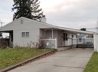412 Pinewood Dr, Levittown, PA 19054
