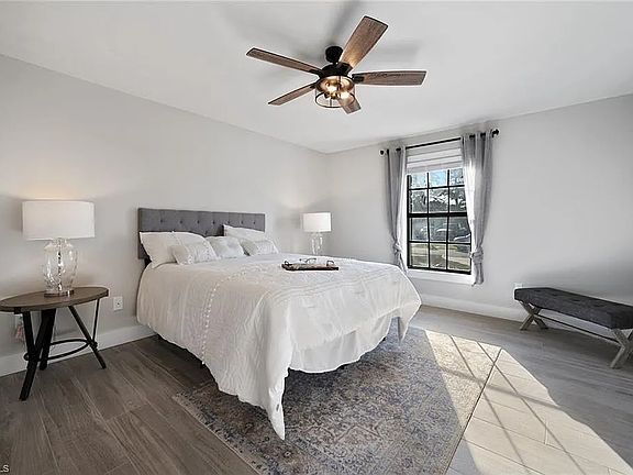 3rd image of 411 SE 17th Pl