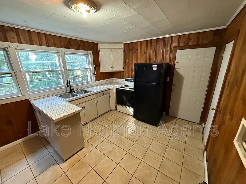 2 bed, 1.0 bath, 806 sqft, $1,200 — Photo 3