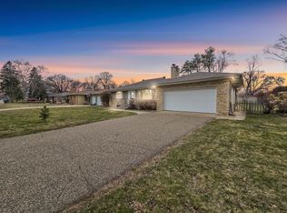 1163 Shryer Ave W, Roseville, MN 55113