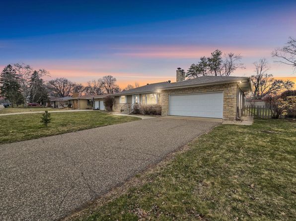 1163 Shryer Ave W, Roseville, MN 55113