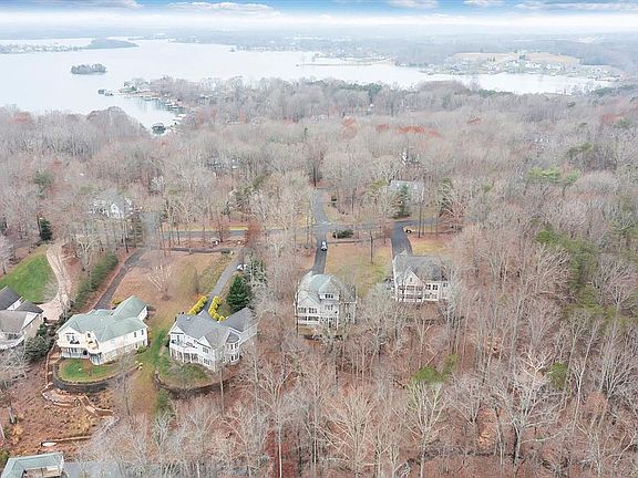 4th image of 245 Waverly Ln
