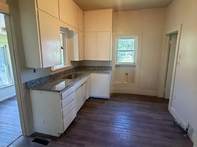215 N Saint Louis St — Photo 3