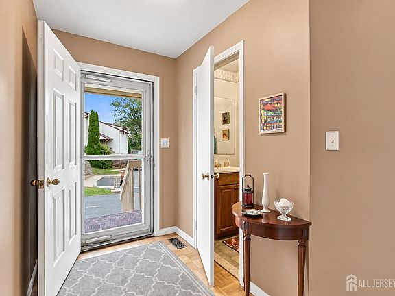3rd image of 18 Oxford Ln