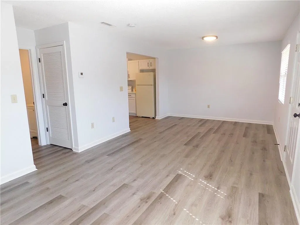 2 bed, 1.0 bath, 864 sqft, $1,130 — Photo 3