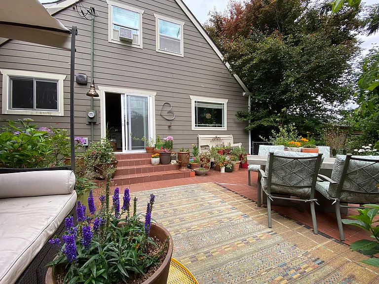 NW 6th Ave — Photo 3