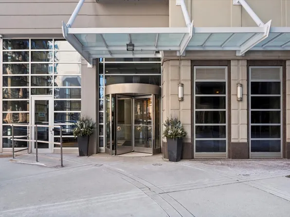 700 N Larrabee St APT 301, Chicago, IL 60654