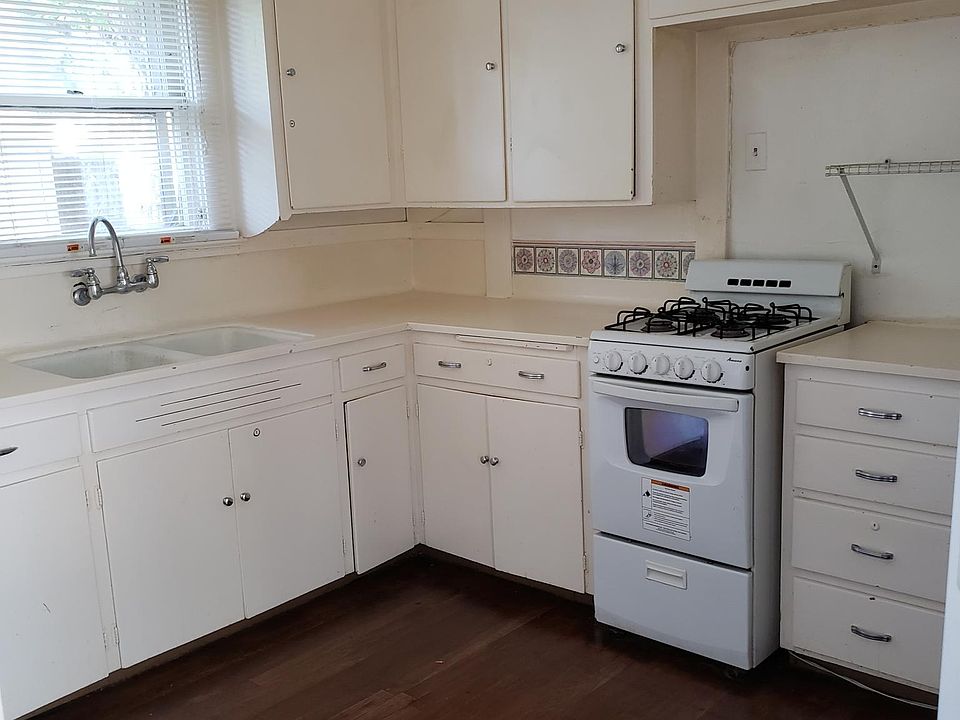 1st image of 612 Copper Ave NE