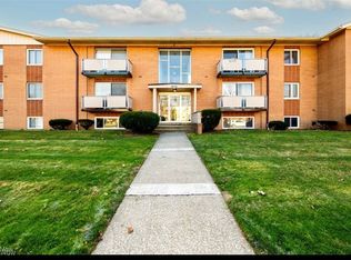 22065 River Oaks Dr APT C2, Rocky River, OH 44116