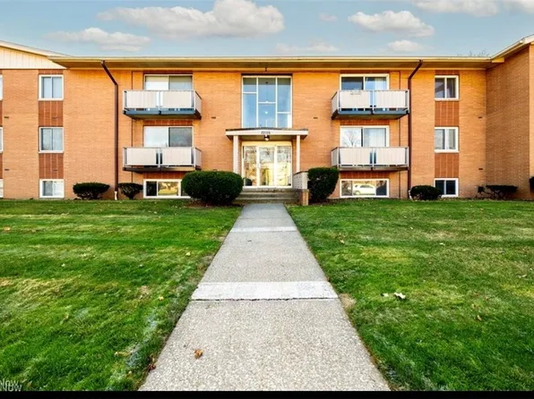 22065 River Oaks Dr APT C2, Rocky River, OH 44116
