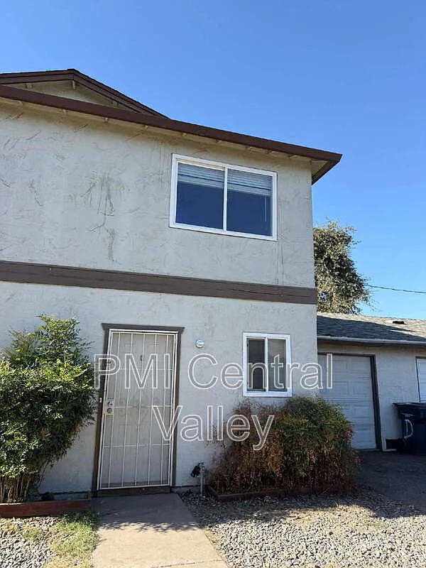 2 bed, 1.5 bath, 896 sqft, $1,600 — Photo 1