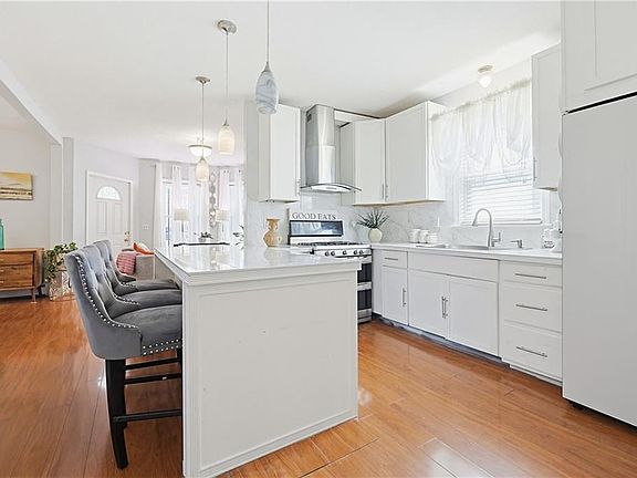3rd image of 270 Woonasquatucket Ave