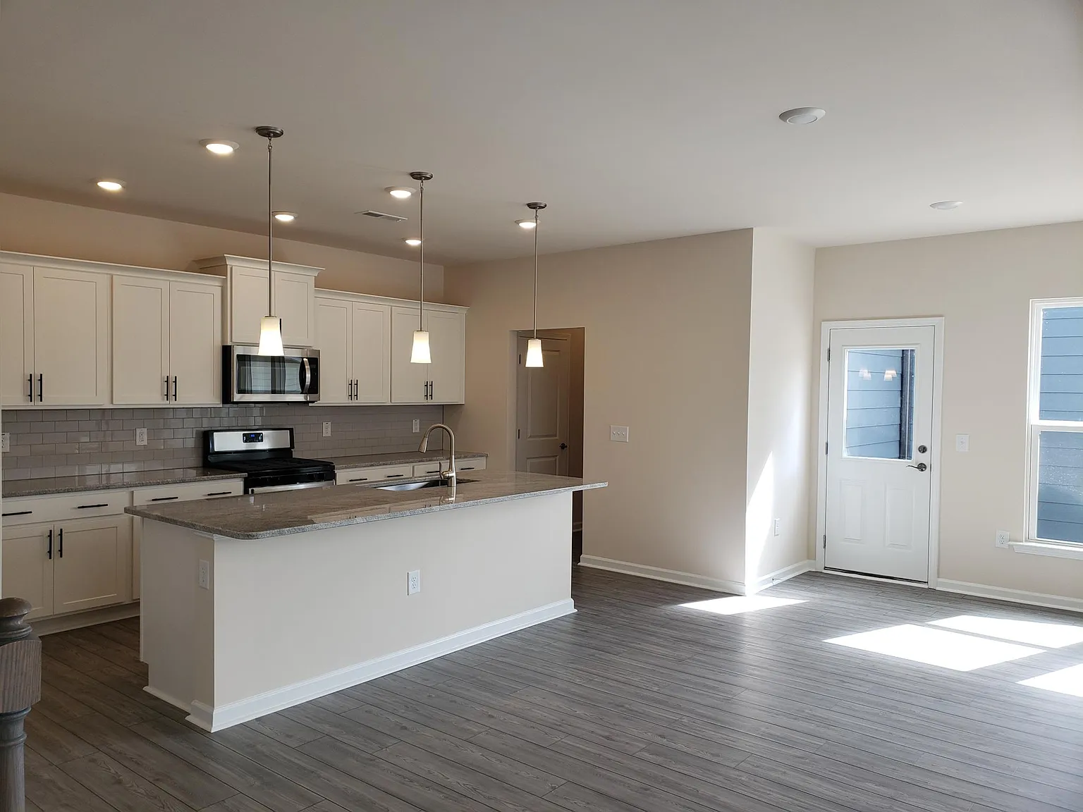 3 bed, 2.5 bath, 2400 sqft, $2,450 — Photo 3