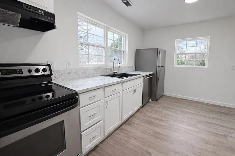 303 Lombardy Ln — Photo 5