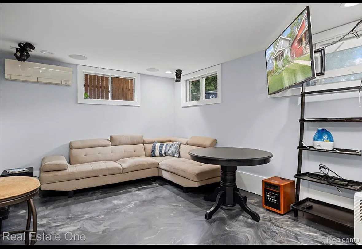 307 S Laurel St — Photo 4