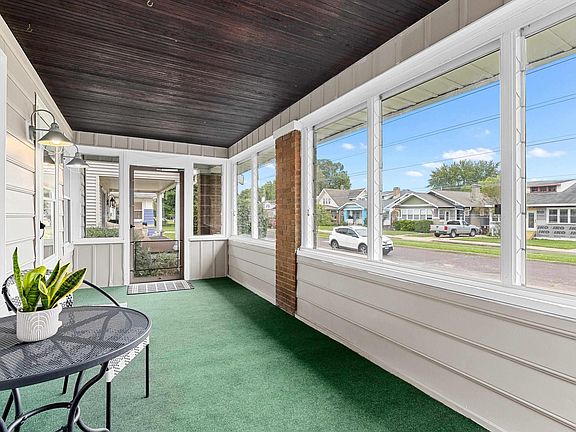 3rd image of 1309 E Hillcrest Pl