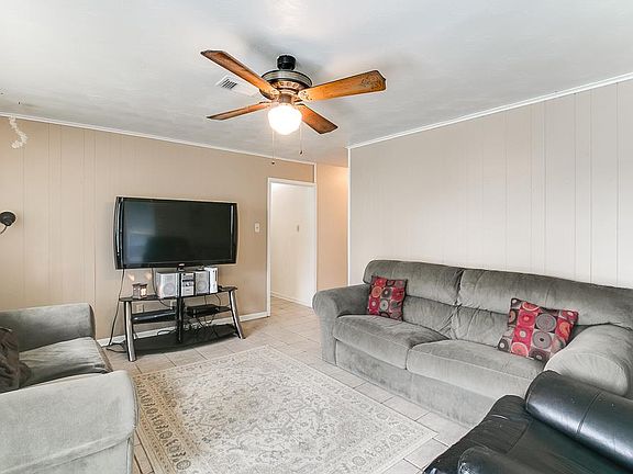 3rd image of 1009 Cedar Lawn Dr