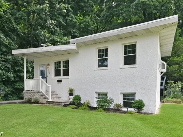 221 Lakeview Dr, Ridgewood Village, NJ 07450