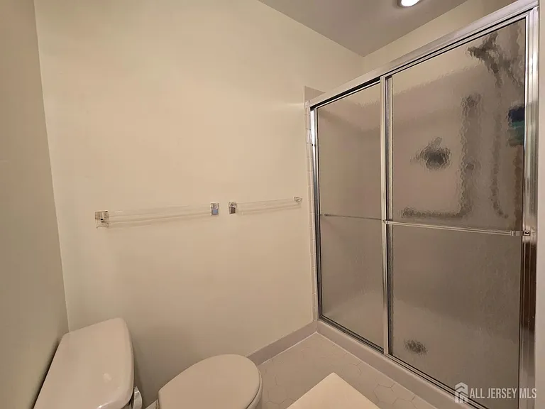 8 Glastonbury Dr — Photo 21