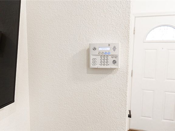 5th image of 914 Lewis Cir