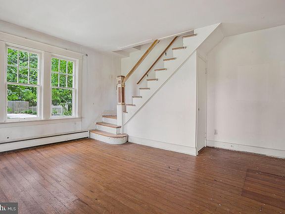 3rd image of 914 Van Buren St #16