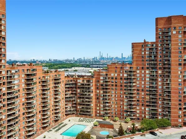 117 Harmon Cove Tower #117, Secaucus, NJ 07094
