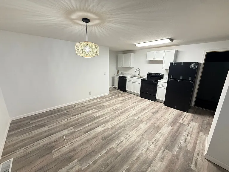 2602 W College St — Photo 8