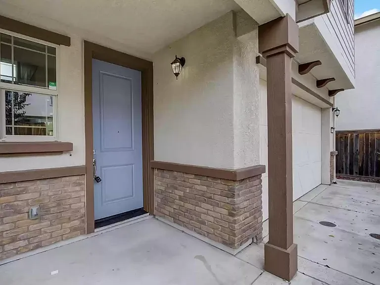 573 Addison Ct — Photo 2