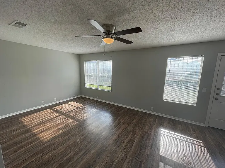 846 Trinity Ln — Photo 6