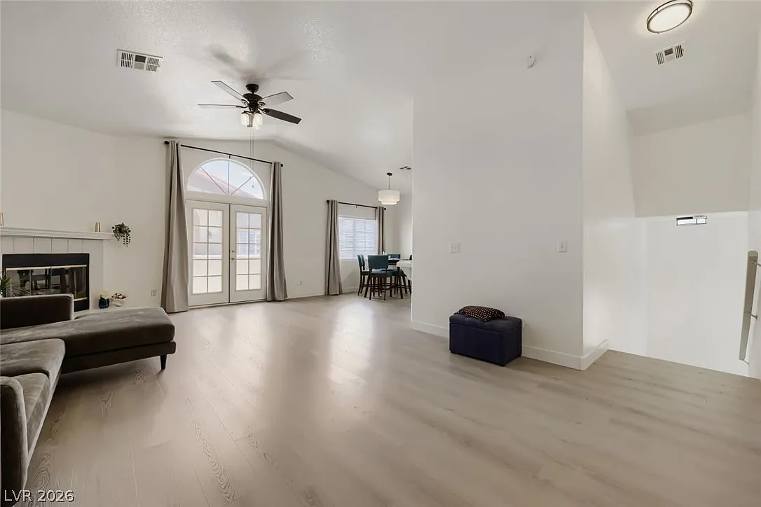 2 bed, 2.0 bath, 1229 sqft, $1,660 — Photo 3