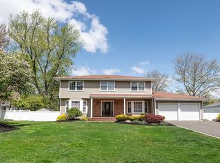 17 Bonaire Dr, Dix Hills, NY 11746