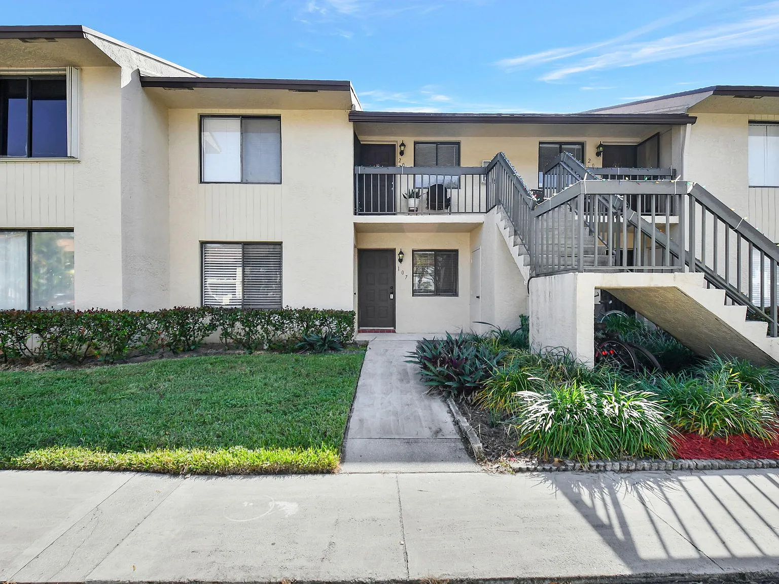 2 bed, 2.0 bath, 950 sqft, $2,250 — Photo 2