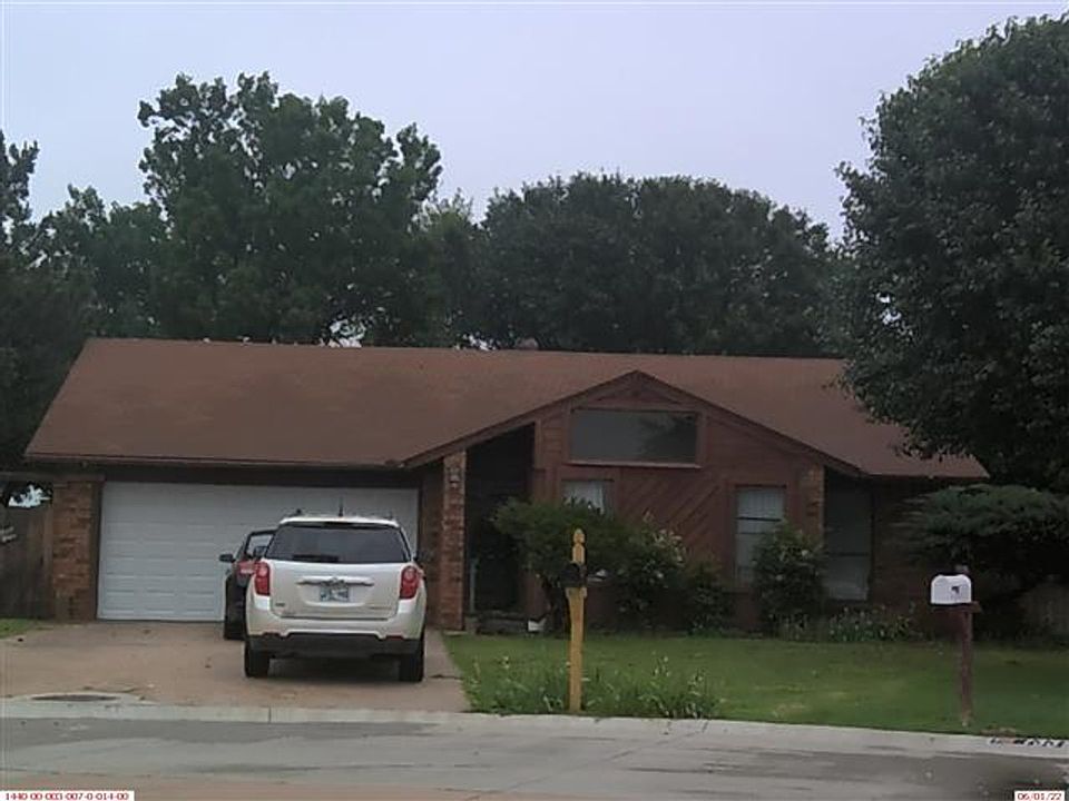 1st image of 136 N Greenleaf Dr