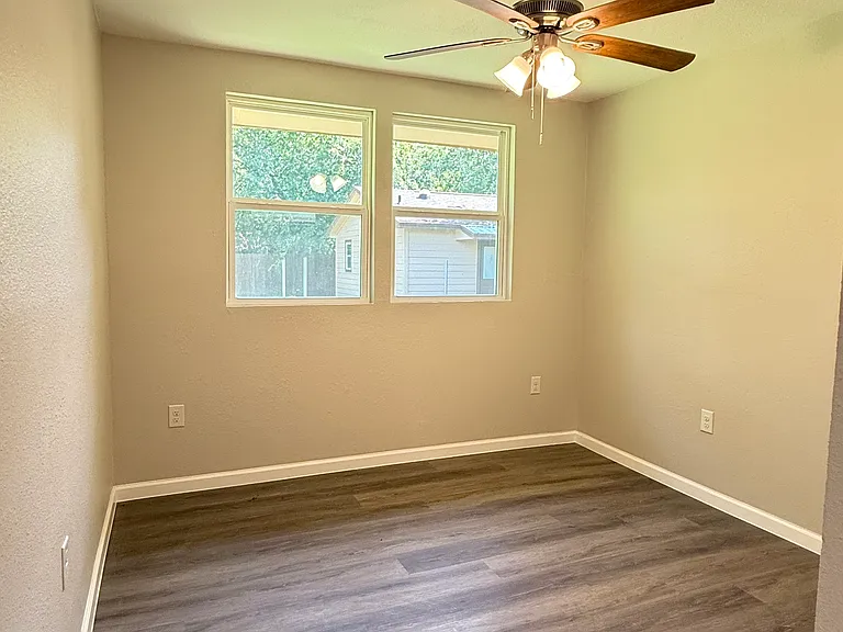 1817 Crescent St — Photo 35