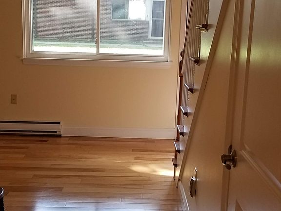 Kitchen/Dining->Living