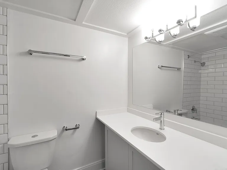 1007 Esquimalt Rd — Photo 13