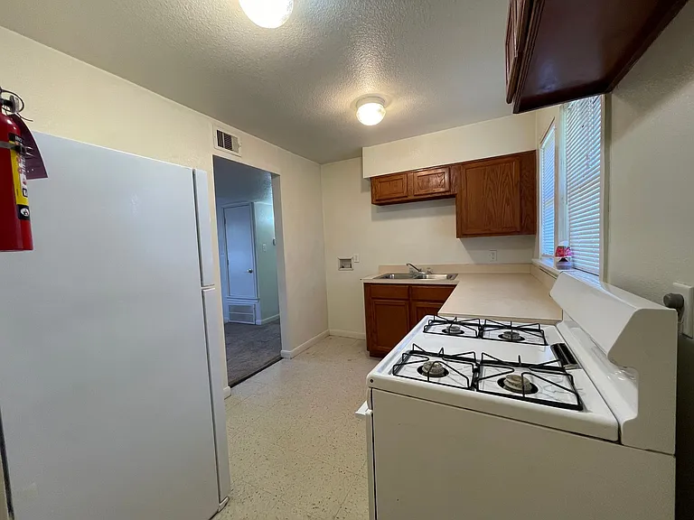 16 Court Dr #12 — Photo 3