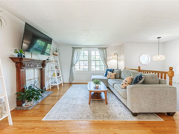 5th image of 10 Coachlight Cir