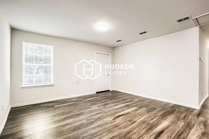 3 bed, 2.0 bath, 872 sqft, $1,249 — Photo 3