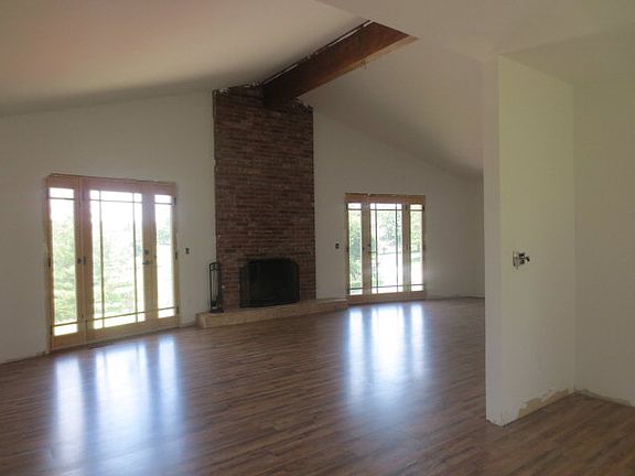 3rd image of 990 Country Club Est