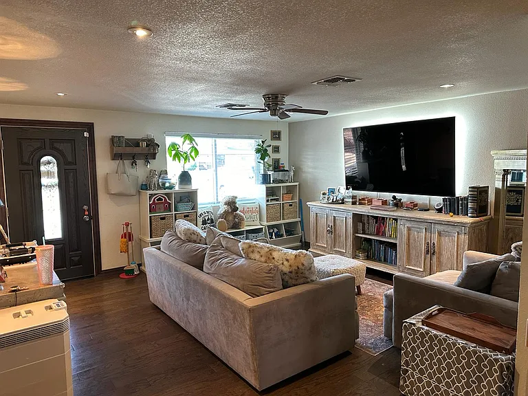 3215 E Sunnyside Ln — Photo 4