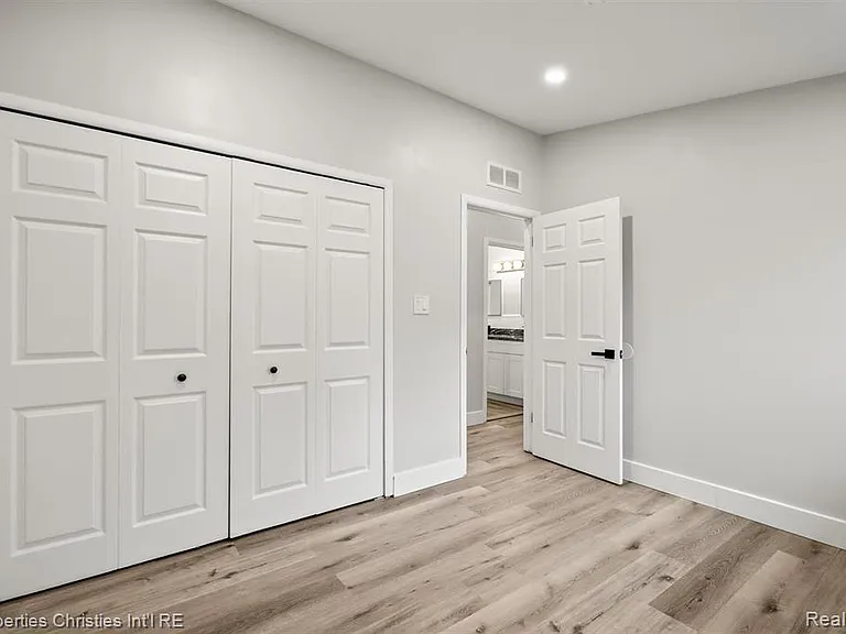 29464 Fairfax St — Photo 14
