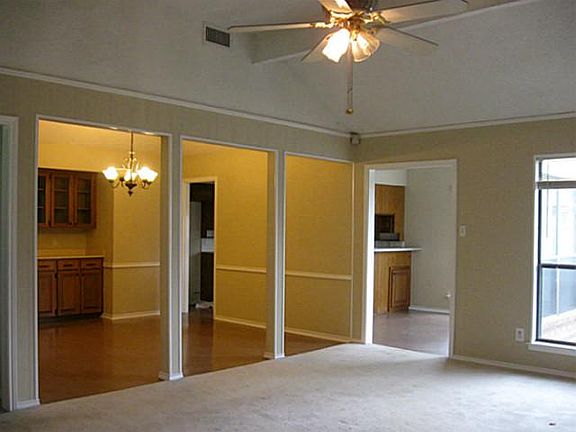 4th image of 3228 Royal Ct