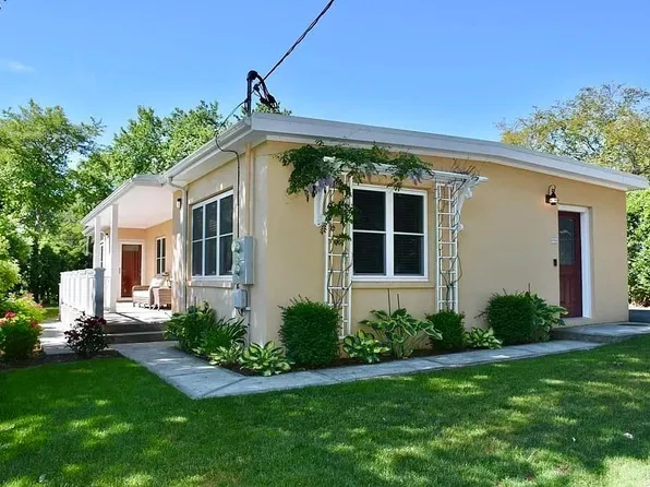 89 William St #B, South Dartmouth, MA 02748