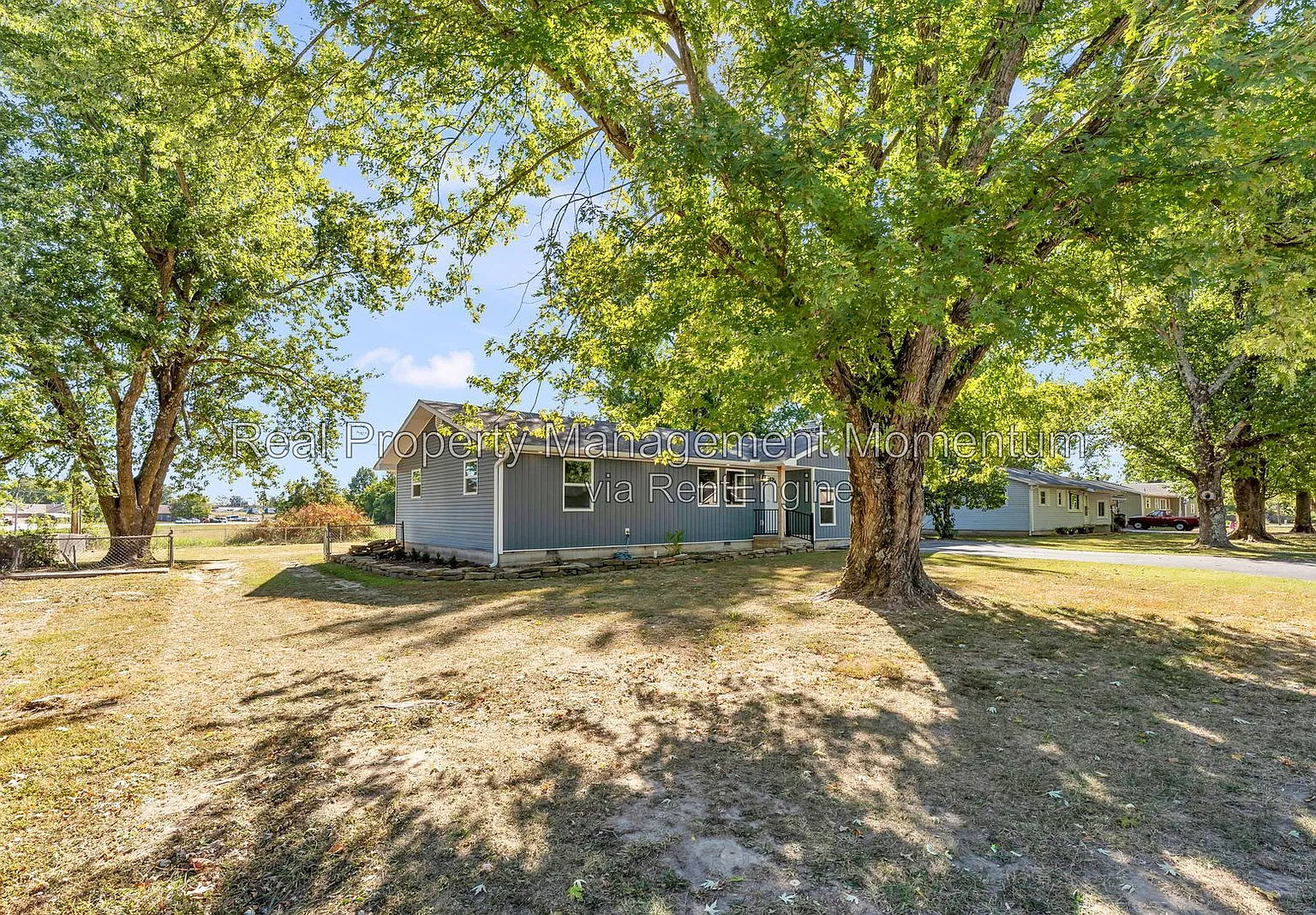 4 bed, 2.0 bath, 1500 sqft, $1,800 — Photo 2